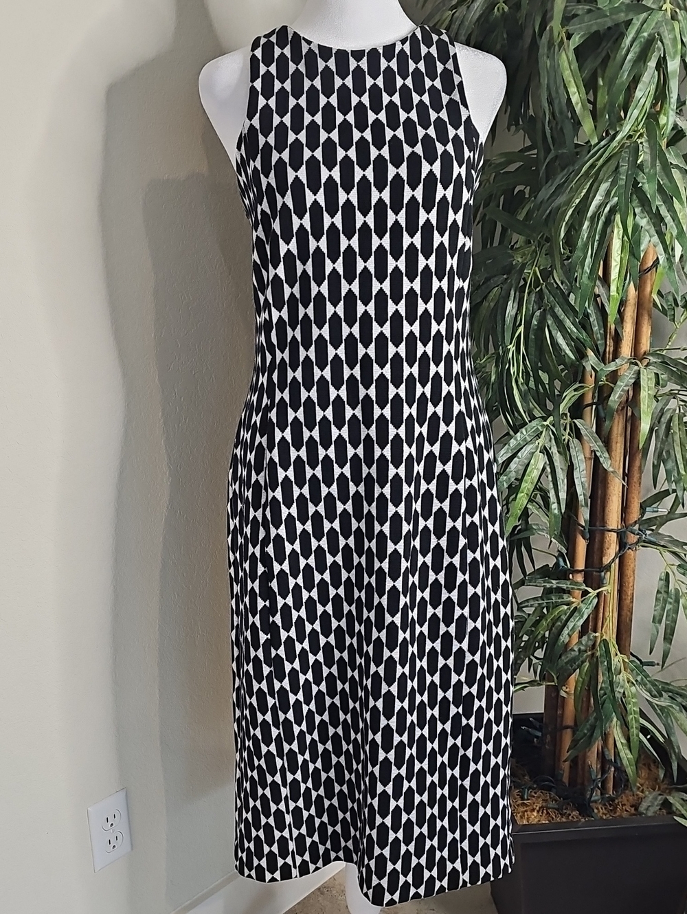 Ann Taylor Black, White Geometric Sleeveless Sweater Sheath Dress Size 6
